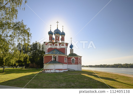 Church of Dimitri Tsarevich on the Blood of 17 century on the banks of the Volga River in Uglich 112405138