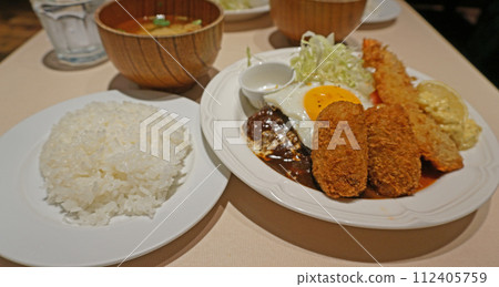 Delicious hamburger and mixed fries set meal Delicious hamburger and mixed fries set meal 112405759