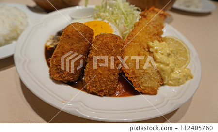 Delicious hamburger and mixed fries Delicious hamburger and mixed fries 112405760