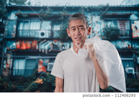 無家可歸的人撿垃圾 無家可歸的人撿垃圾 112406293