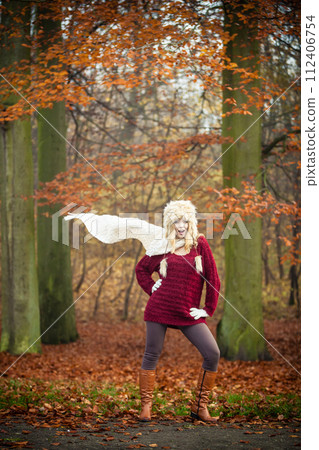 Fashion girl in autumnal park, outdoor Fashion girl in autumnal park, outdoor 112406754