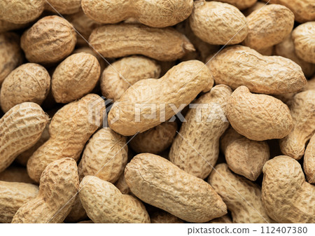 Raw shell peanut nuts top view macro background. 112407380