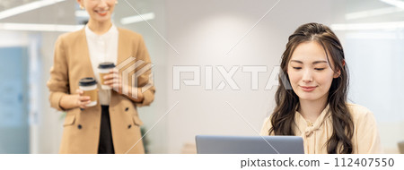 The boss who brings coffee to his subordinates in the office 112407550