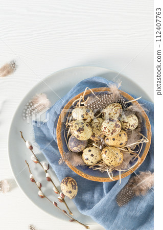 Quail eggs in a ceramic bowl 112407763