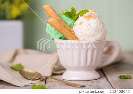 Vanilla and mint ice cream in cup 112408043