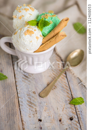 Vanilla and mint ice cream in cup 112408053