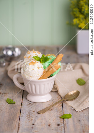Vanilla and mint ice cream in cup 112408059