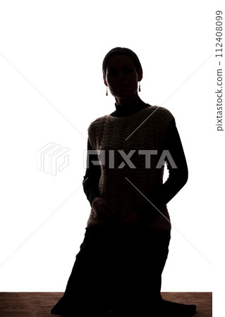 Young woman look ahead - silhouette Young woman look ahead - silhouette 112408099