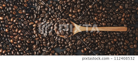 Coffee background.. coffee beans spilling out of scoop. coffee beans closeup . Flat lay. Top view. 112408532