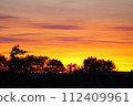 橙色發光的日出天空 112409961