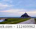 聖米歇爾山靜靜地矗立在清晨 112409962