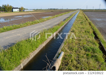 Farm roads and agricultural waterways Rural scenery Farm roads and agricultural waterways Rural scenery 112410022
