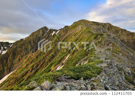 The ridgeline leading from Kita-dake to Aino-dake in the Southern Alps 112411705