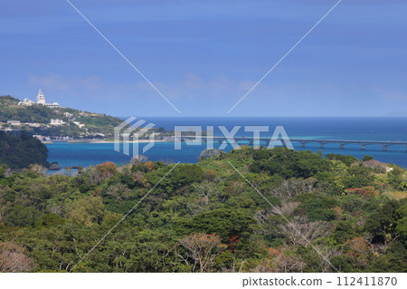 從沖繩縣國頭郡今歸仁村天正和名護市屋我地島之間的瓦米海峽上的瓦米大橋看到的古宇利島和古宇利大橋 112411870