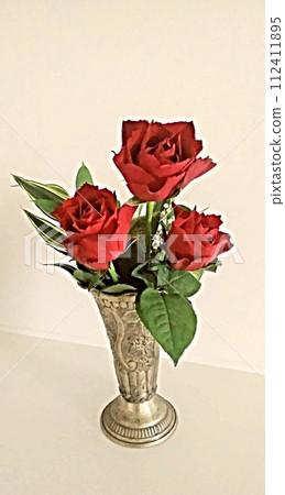 Roses in a vase 112411895