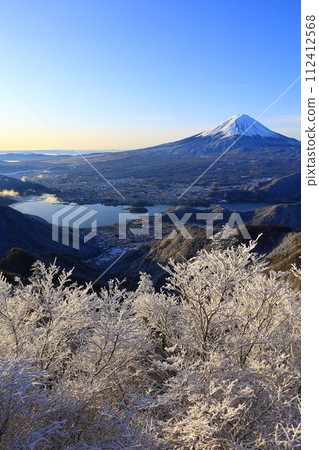 從白雪皚皚的新道峠眺望沐浴在朝陽下的富士山和河口湖 從白雪皚皚的新道峠眺望沐浴在朝陽下的富士山和河口湖 112412568
