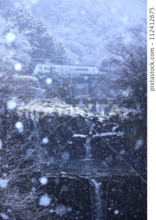 白雪皚皚的田原瀑布和富士急行 白雪皚皚的田原瀑布和富士急行 112412675