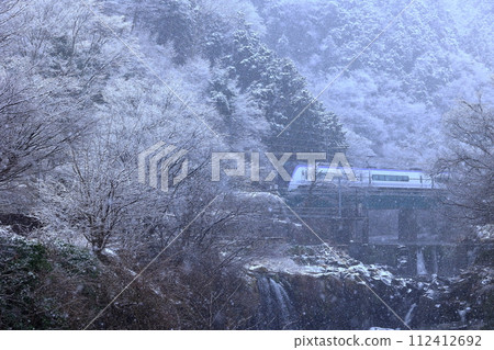 Snowy Tahara Falls and Fujikyukyu Snowy Tahara Falls and Fujikyukyu 112412692
