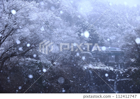Snowy Tahara Falls and Fujikyukyu 112412747