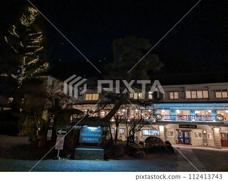 Beautiful illuminated classic Japanese hotel 112413743