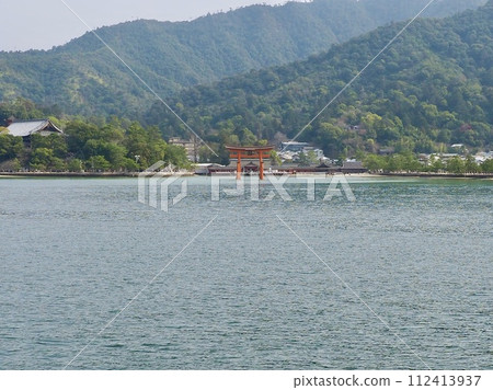 從海中看到的嚴島神社的鳥取 從海中看到的嚴島神社的鳥取 112413937