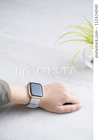 女人的手戴著智慧手錶 112414048