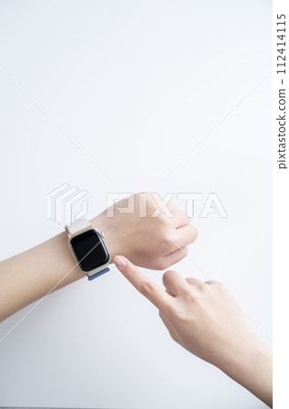 Woman's hand wearing a smartwatch 112414115
