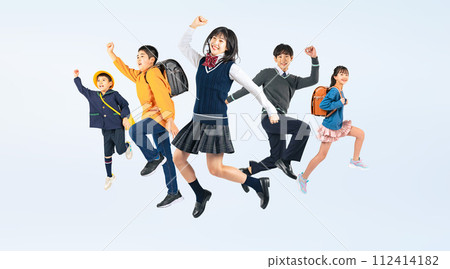 跳躍的兒童組,小學、國中和幼兒園的孩子 跳躍的兒童組,小學、國中和幼兒園的孩子 112414182