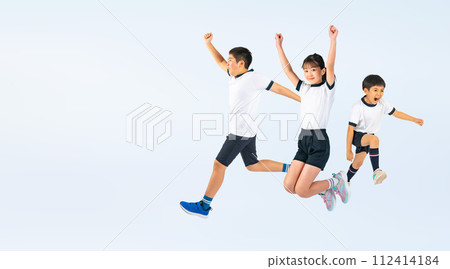 孩子們穿著運動服跳躍 112414184