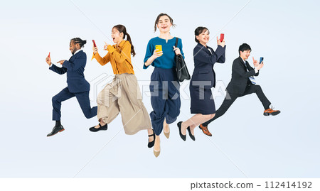 各代各民族的商界人士拿著智慧型手機跳躍 112414192
