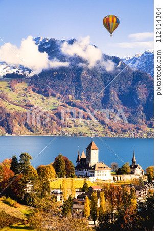 施皮茲城堡和圖恩湖的美麗秋景 112414304