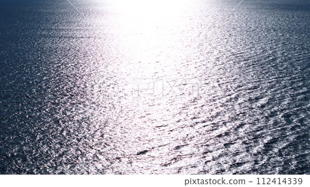 伊豆半島 - 1 月從美濱海灘看到的反射陽光的海面 伊豆半島 - 1 月從美濱海灘看到的反射陽光的海面 112414339