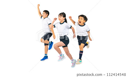 穿著運動服的孩子們開始跑步。透明背景的全身照片PNG,手工精確剪裁。 穿著運動服的孩子們開始跑步。透明背景的全身照片PNG,手工精確剪裁。 112414548