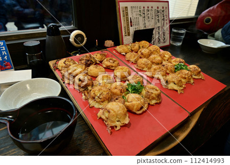 [Hyogo/Akashi] Uonotana Shopping Street. The shopping street was decorated with big catch flags, crowded with people, and the authentic Akashiyaki was delicious. 112414993