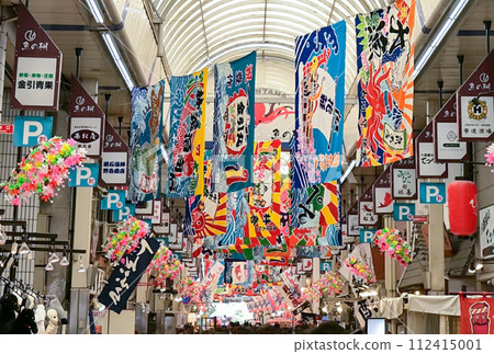 [Hyogo/Akashi] Uonotana Shopping Street. The shopping street was decorated with big catch flags, crowded with people, and the authentic Akashiyaki was delicious. 112415001
