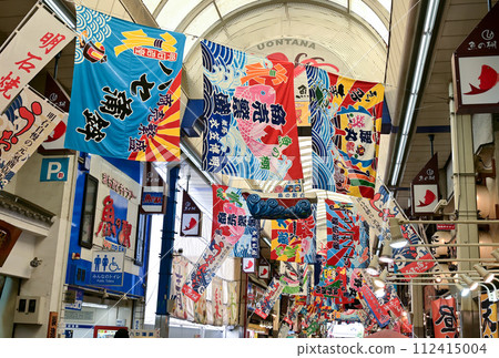 [Hyogo/Akashi] Uonotana Shopping Street. The shopping street was decorated with big catch flags, crowded with people, and the authentic Akashiyaki was delicious. 112415004