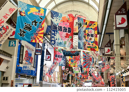 [兵庫/明石]魚谷商店街。商店街掛滿了大旗，人頭攢動，正宗的明石燒很好吃。 112415005