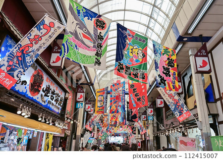 [Hyogo/Akashi] Uonotana Shopping Street. The shopping street was decorated with big catch flags, crowded with people, and the authentic Akashiyaki was delicious. 112415007