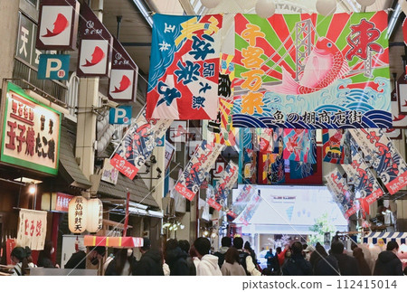 [Hyogo/Akashi] Uonotana Shopping Street. The shopping street was decorated with big catch flags, crowded with people, and the authentic Akashiyaki was delicious. 112415014