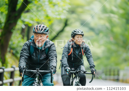 享受騎乘的老年人 AI 影像 享受騎乘的老年人 AI 影像 112415103