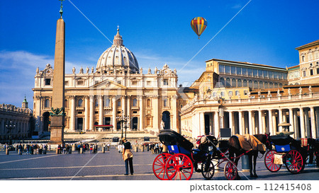 漂浮在梵蒂岡城聖彼得大教堂上空的氣球 112415408
