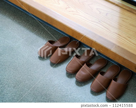 拖鞋排列成小上升 112415588