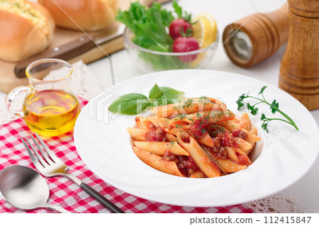 penne bolognese 112415847