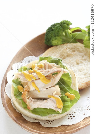 英式鬆餅三明治配雞肉和芥末醬 英式鬆餅三明治配雞肉和芥末醬 112416970