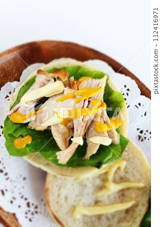 英式鬆餅三明治配雞肉和芥末醬 英式鬆餅三明治配雞肉和芥末醬 112416971