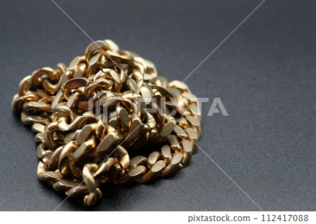 Necklace with peeling gold plating 112417088