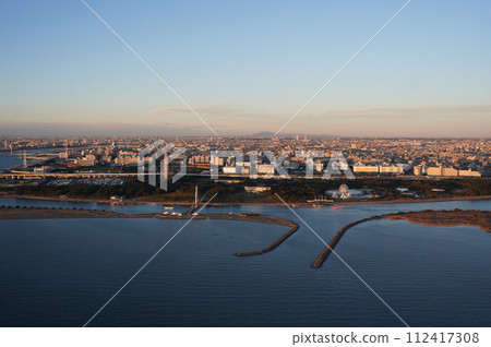 Aerial shot of Kasai Rinkai Park and the horizon 112417308
