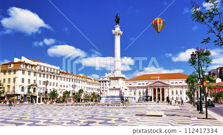 漂浮在里斯本羅西奧廣場上空的氣球組合物 112417334