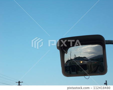 黎明時分,一列火車/柴油車在藍天上出發 黎明時分,一列火車/柴油車在藍天上出發 112418480