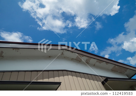 Damage to the eaves Damage to the eaves 112419583
